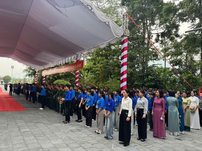 Chị Trần Thị Gấm - Bí thư Đoàn xã Vị Xuyên cho biết, nhiều ngày trước buổi lễ, lực lượng đoàn viên đã triển khai dọn dẹp vệ sinh môi trường, sắp xếp đội hình các khối, chuẩn bị biển chỉ dẫn và cử người đón tiếp đại biểu, hướng dẫn tại các điểm, trong đó có khu vực chợ Đạo Đức và Nghĩa trang Liệt sĩ Quốc gia Vị Xuyên. Các phần việc được chuẩn bị chu đáo, góp phần bảo đảm buổi lễ diễn ra trang nghiêm, thể hiện lòng tri ân đối với các anh hùng liệt sĩ.