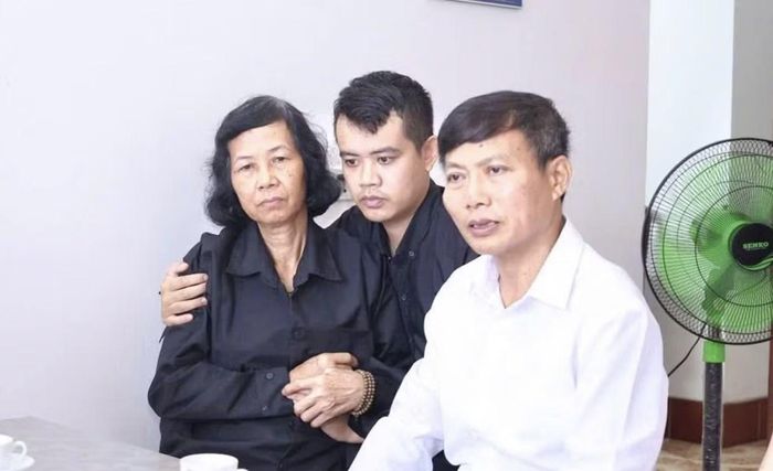 Lãnh đạo Sở Nội vụ Ninh Bình gửi lời thăm hỏi, chia buồn sâu sắc tới vợ ông Khải và gia đình. Ảnh: XGT