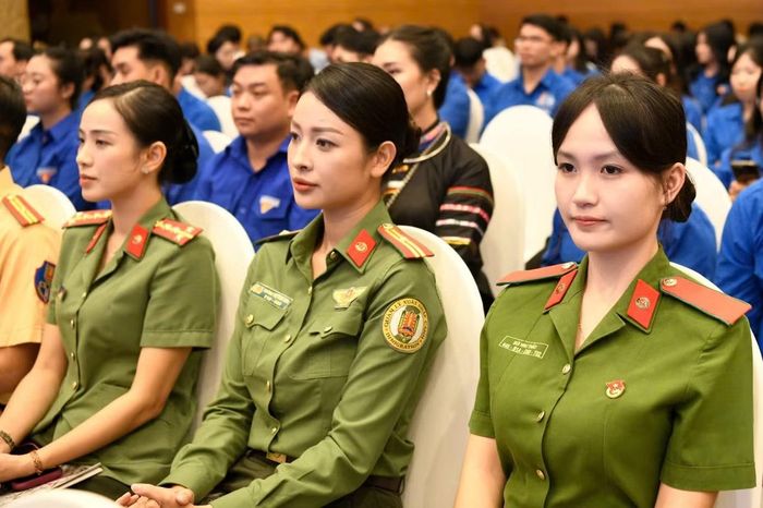 Thanh niên tham gia chương trình đối thoại. Ảnh: Như Ý