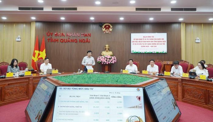 Quang cảnh buổi làm việc.