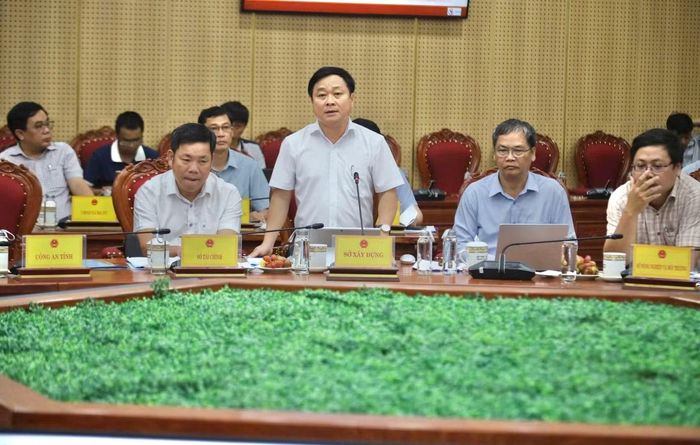 Các đại biểu cho ý kiến tại buổi làm việc.