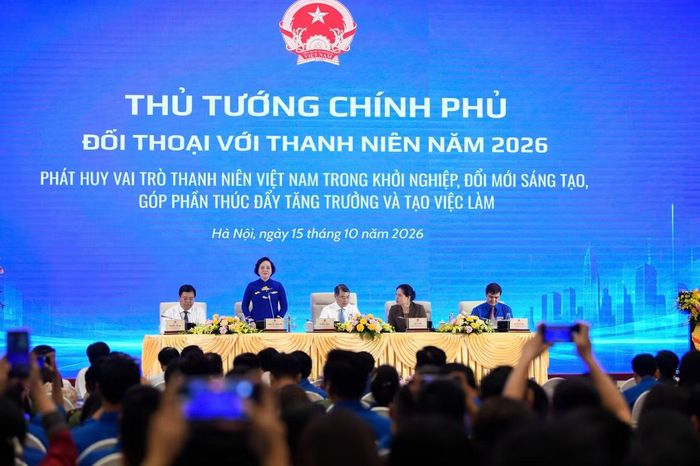  Bí thư Trung ương Đảng, Phó Thủ tướng Phạm Thị Thanh Trà mời đại biểu thanh niên đặt câu hỏi tại chương trình đối thoại. 