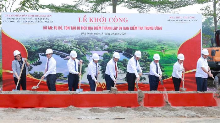 Các đại biểu thực hiện nghi lễ khởi công dự án