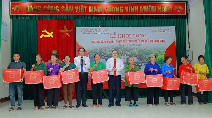 Lãnh đạo Ủy ban Kiểm tra Trung ương và lãnh đạo tỉnh Thái Nguyên đã trao quà cho các hộ nghèo của xã Phú Đình