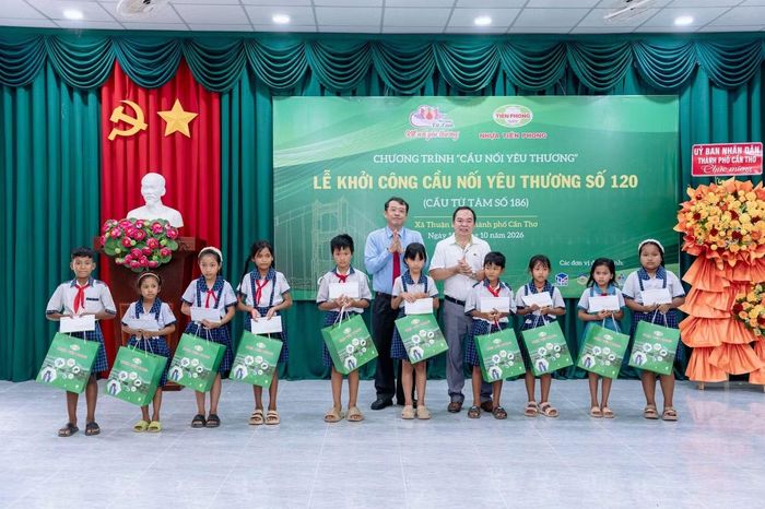Ông Nguyễn Ngọc Tâm, Phó Tổng Giám đốc Công ty Cổ phần Nhựa Thiếu niên Tiền Phong phía Nam, trao quà cho các em học sinh có hoàn cảnh khó khăn tại địa phương.