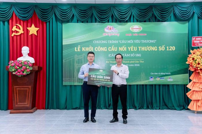 Đại diện Nhựa Tiền Phong trao bảng tượng trưng tặng cầu cho chính quyền xã Thuận Hòa.