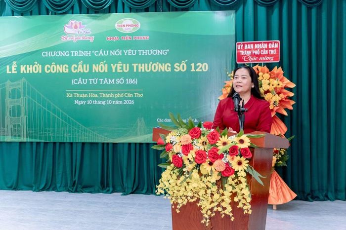 Bà Lê Thị Thanh Lam - Phó trưởng đoàn chuyên trách Đoàn đại biểu Quốc hội TP Cần Thơ, phát biểu tại buổi lễ, trân trọng ghi nhận sự đồng hành của Nhựa Tiền Phong và các đơn vị tài trợ