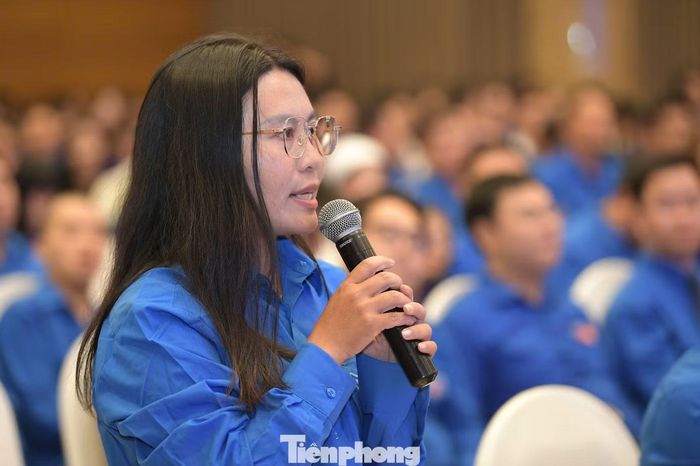 TS. Đặng Thị Lệ Hằng đặt câu hỏi tại chương trình.