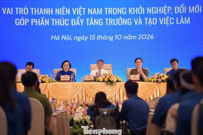 Thủ tướng Lê Minh Hưng, Phó Thủ tướng Phạm Thị Thanh Trà và các đại biểu lắng nghe câu hỏi của thanh niên.