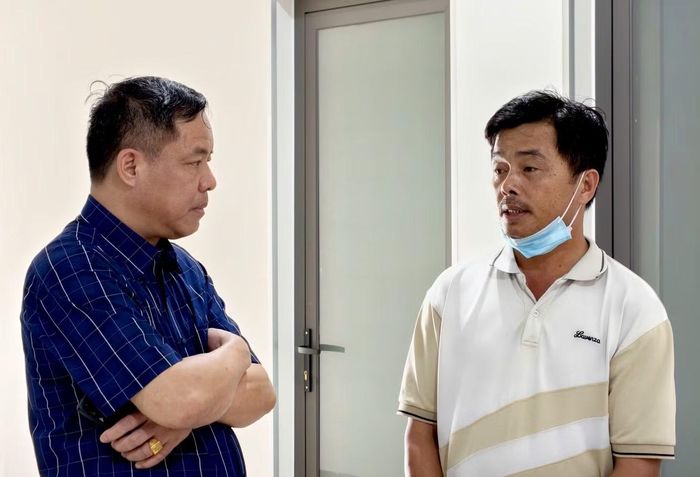 Người thân của chị Ph.T.A.Th. (bên phải) trao đổi với lãnh đạo Bệnh viện Hùng Vương Gia Lai.
