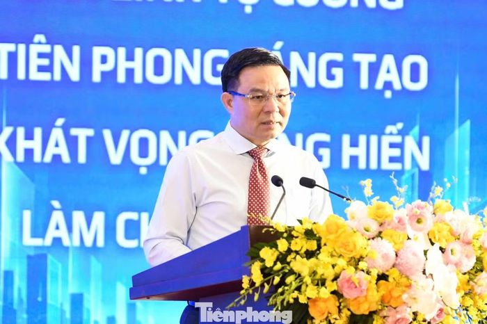 Bộ trưởng Bộ Công Thương Lê Mạnh Hùng trả lời câu hỏi của anh Nguyễn Bá Thái về những yêu cầu đặt ra với doanh nghiệp khi vươn ra thị trường quốc tế.