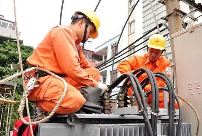 Nhu cầu điện tăng cao tiếp tục gây áp lực lên khả năng cung ứng của hệ thống điện.