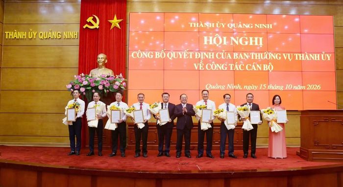 Ông Quản Minh Cường, Bí thư Thành ủy Quảng Ninh, trao quyết định cho các cán bộ được điều động, phân công nhận nhiệm vụ mới.