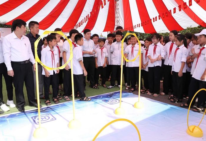 Nhiều học sinh phấn khích khi trải nghiệm thực tế công nghệ số.