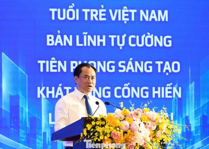 Bộ trưởng NN&MT Trịnh Việt Hùng trao đổi tại chương trình.