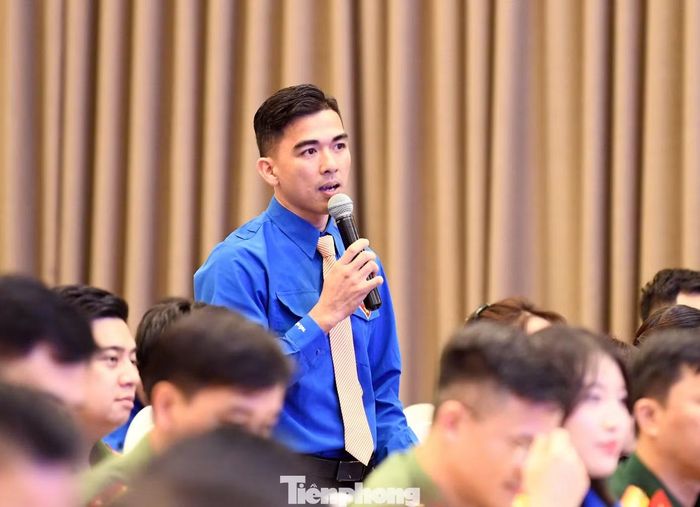 Anh Hồ Hoàng Hiếu - thanh niên nông thôn khởi nghiệp lĩnh vực nông nghiệp công nghệ cao, đặt câu hỏi tại chương trình.