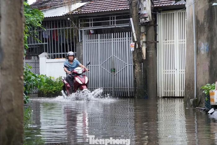 Hệ thống mương thoát nước kém khiến khu vực thường xuyên ngập khi mưa lớn.