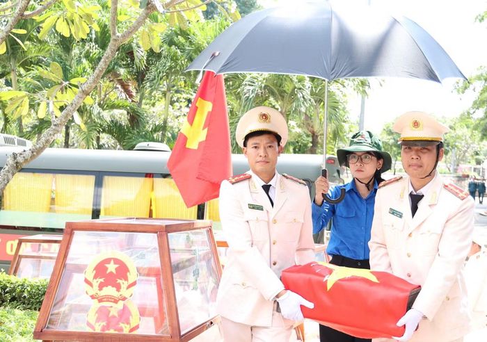 Hôm qua (14/10), TPHCM và Quân khu 7 đã tổ chức truy điệu và an táng 731 hài cốt liệt sĩ được tìm kiếm, quy tập tại Công viên Lê Thị Riêng trong đợt 1 vừa qua. Ảnh: Ngô Tùng