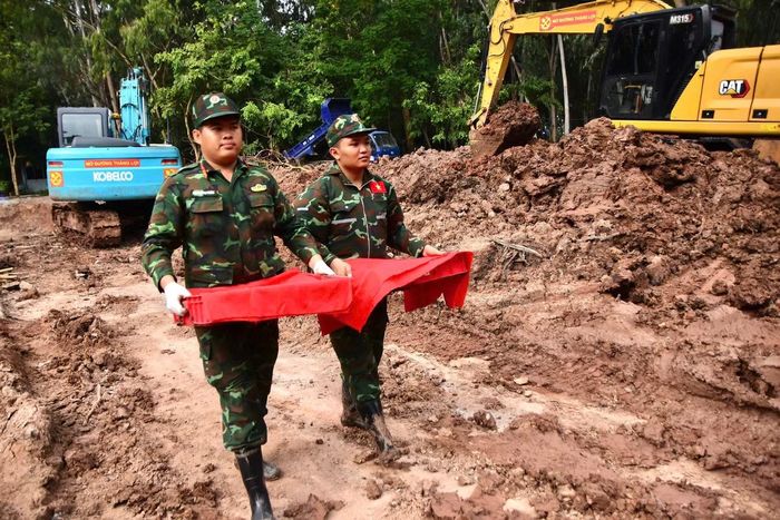 Chiến sĩ mang hài cốt liệt sĩ được tìm thấy đến khu lưu mẫu để phục vụ công tác giám định. (Ảnh: Bộ Tư lệnh TPHCM)
