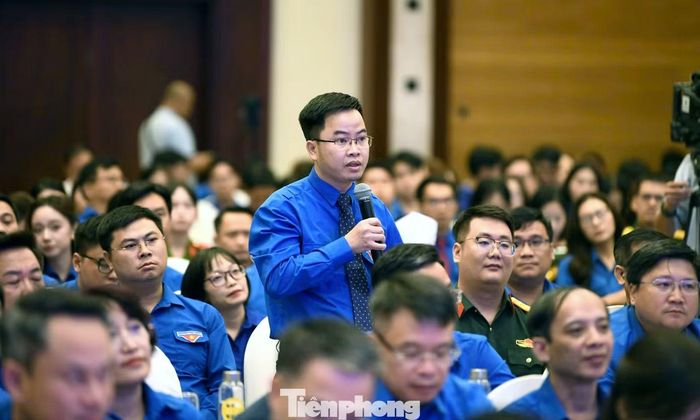 TS. Phạm Huy Hiệu đặt câu hỏi tại chương trình.