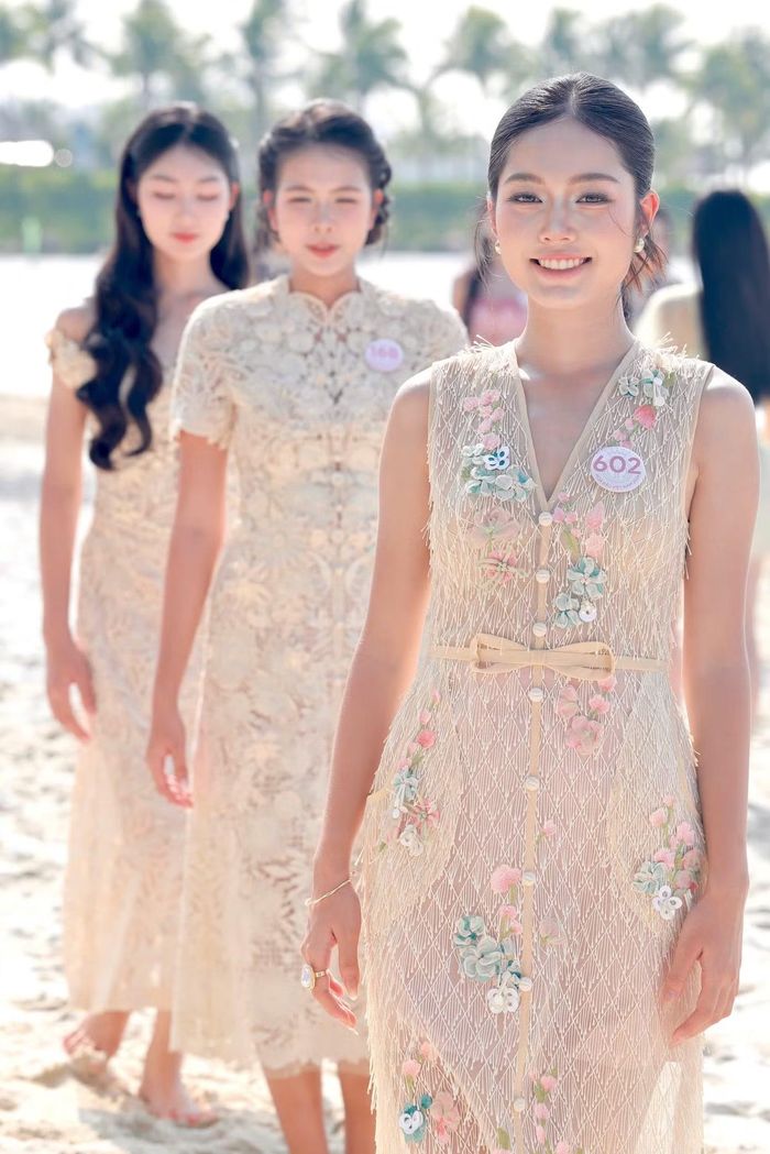 Hướng tới danh hiệu Đại sứ Nhân ái, Uyên Nhi mong có thêm cơ hội đến nhiều nơi, tham gia và thực hiện dự án cộng đồng. Ở phần thi tài năng, cô đang cân nhắc giữa thuyết trình và xử lý tình huống.