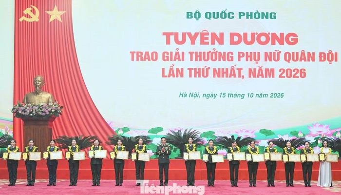 Phó Thủ tướng Chính phủ, Bộ trưởng Bộ Quốc phòng Phan Văn Giang trao thưởng 15 tập thể tiêu biểu.