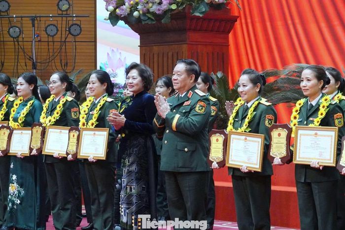 Chủ nhiệm Tổng cục Chính trị QĐND Việt Nam Nguyễn Trọng Nghĩa và Phó Chủ tịch Quốc hội Nguyễn Thị Hồng trao thưởng các cá nhân tiêu biểu.