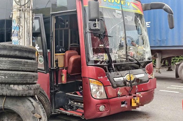 Xe giường nằm bị vỡ kính chắn gió sau tai nạn liên hoàn. (Ảnh: N.T)