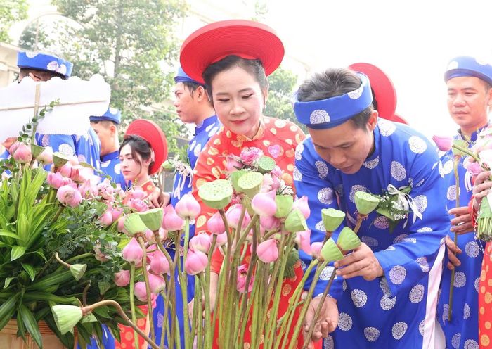 Trước khi diễn ra lễ cưới, sáng 15/10, 52 cặp đôi cô dâu chú rể đã cùng lãnh đạo các cơ quan, ban ngành TPHCM thành kính dâng hoa Chủ tịch Hồ Chí Minh tại Tượng đài Chủ tịch Hồ Chí Minh trên Phố đi bộ Nguyễn Huệ (phường Sài Gòn), thể hiện sự biết ơn sâu sắc đối với vị lãnh tụ kính yêu của dân tộc.