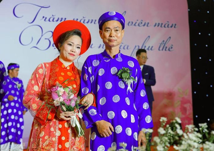 Chị Nguyễn Thị Oanh và chồng là anh Bùi Quang Khánh hiện sinh sống tại phường Tân Tạo (TPHCM). Hiện chị làm việc tại Công ty Pouyuen, còn anh làm bảo vệ. Quen biết và nên duyên vợ chồng đã 25 năm, tuy nhiên anh chị vẫn chưa có một đám cưới bởi công việc và thu nhập không đảm bảo, điều kiện kinh tế không cho phép.