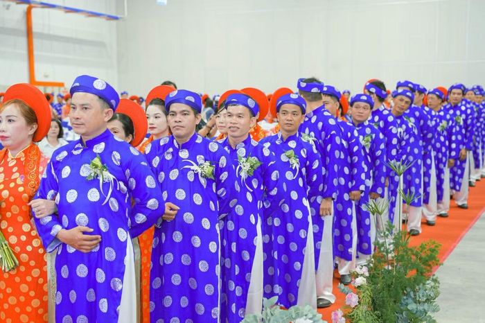 Với nhiều cặp đôi thanh niên công nhân, khi thu nhập còn hạn chế, việc tổ chức một lễ cưới trang trọng, đủ đầy đôi khi vượt quá khả năng và buộc phải tạm gác lại. Chương trình Lễ cưới tập thể năm nay tiếp tục mang đến ngày vui trọn vẹn cho 52 cặp đôi thanh niên công nhân, người lao động có hoàn cảnh khó khăn trên địa bàn TPHCM. Ảnh: YEAC