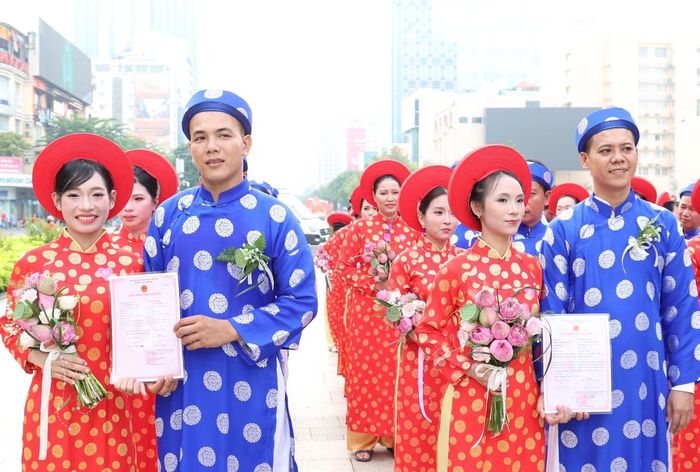 Các đôi cô dâu chú rể hạnh phúc trong ngày cưới. Sau bao năm gầy dựng cuộc sống gia đình và xây đắp tương lai, họ chính thức có được ngày vui trong đời và hạnh phúc đón nhận những lời chúc mừng của mọi người dành cho mình.