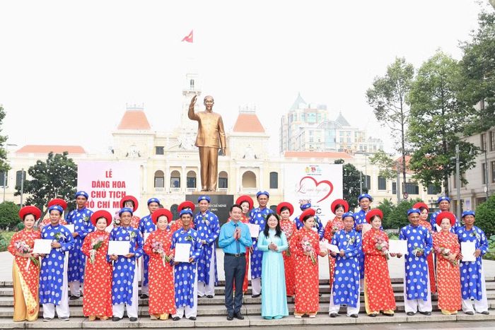 Tại lễ dâng hoa, anh Lê Tuấn Anh - Phó Bí thư Thành Đoàn, Chủ tịch Hội Liên hiệp Thanh niên Việt Nam TPHCM, bà Nguyễn Kim Loan - Phó Chủ tịch Liên đoàn Lao động TPHCM cùng lãnh đạo các cơ quan, ban ngành thành phố đã trao Giấy chứng nhận kết hôn cho các cặp đôi.