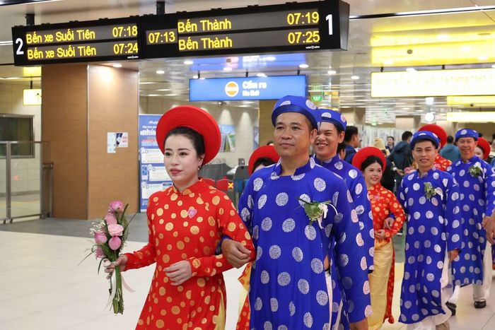 Các cặp đôi trải nghiệm hành trình di chuyển bằng tuyến Metro số 1 (Bến Thành - Suối Tiên) từ ga Nhà hát thành phố đến ga Bến xe Suối Tiên. Việc kết hợp diễu hành bằng xe đạp và trải nghiệm tuyến Metro số 1 không chỉ tạo nên những dấu ấn đặc biệt trong ngày cưới mà còn góp phần lan tỏa thông điệp về lối sống văn minh, thân thiện với môi trường.