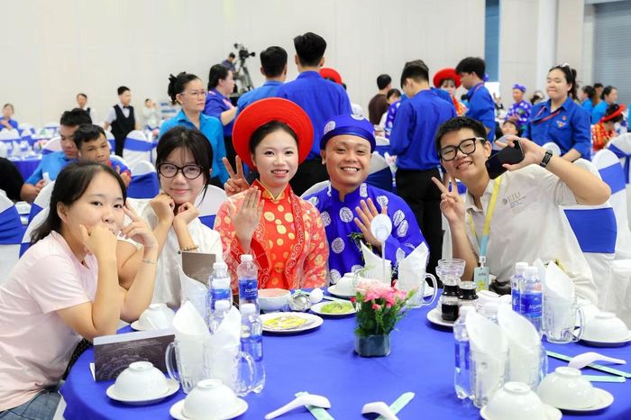 Người thân, bạn bè chung vui, chúc phúc các đôi uyên ương trong tiệc cưới sau các nghi lễ chính thức.