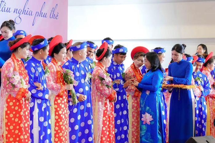 Tại đây, đại diện lãnh đạo các cơ quan Trung ương và TPHCM chúc phúc và trao quà cưới cho các đôi uyên ương. Chương trình còn có các tiết mục văn nghệ, giao lưu “Vũ điệu hạnh phúc” và tiệc cưới.