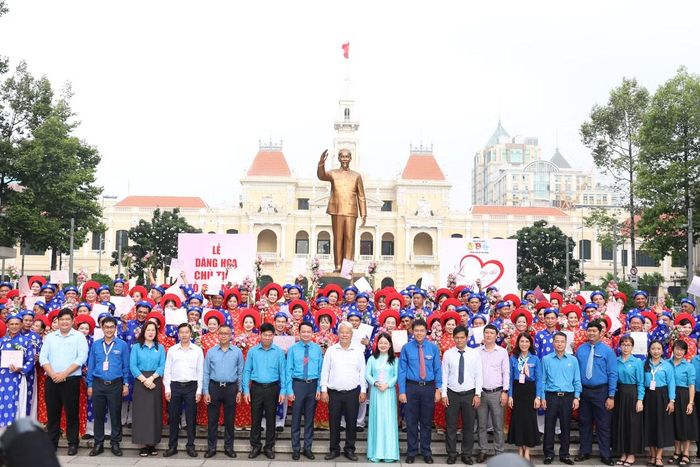 Khởi đầu từ năm 2007, Chương trình “Lễ cưới tập thể” do Thành Đoàn và Trung tâm Hỗ trợ Thanh niên công nhân TPHCM triển khai đã trở thành một hoạt động ý nghĩa nhân văn sâu sắc, nhận được sự quan tâm, đồng hành của các cơ quan, ban, ngành, đoàn thể, cộng đồng doanh nghiệp và các tổ chức xã hội. Qua 16 lần tổ chức, chương trình đã hỗ trợ 1.206 cặp đôi thanh niên công nhân, người lao động trẻ có hoàn cảnh khó khăn tổ chức lễ cưới trang trọng, ý nghĩa và tiết kiệm.
