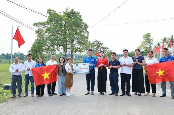 Những ngày này, không khí thi đua hướng tới kỷ niệm 70 năm Ngày truyền thống Hội LHTN Việt Nam (15/10/1956 - 15/10/2026) diễn ra sôi nổi tại nhiều địa phương ở Hà Tĩnh. Bằng những công trình, phần việc thiết thực, tuổi trẻ toàn tỉnh đang lan tỏa tinh thần tình nguyện, sáng tạo, góp sức xây dựng quê hương. Trong ảnh tại thôn Thượng Lộc, Đoàn TNCS Hồ Chí Minh và Hội LHTN Việt Nam xã Đồng Lộc tổ chức ra mắt công trình “Đường cờ thanh niên”. Công trình có chiều dài 2,5 km, tổng trị giá 25 triệu đồng, được huy động từ nguồn xã hội hóa.