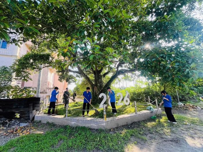 Bên cạnh đó, các đội hình thanh niên tình nguyện còn hỗ trợ chỉnh trang vườn tạp cho các hộ người cao tuổi neo đơn, phát quang cây cỏ, thu gom rác thải tại một số khu dân cư, góp phần cải thiện cảnh quan và nâng cao ý thức bảo vệ môi trường trong cộng đồng.