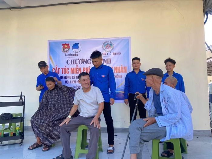 Thiết thực các hoạt động chào mừng kỷ niệm 70 năm Ngày truyền thống Hội Liên hiệp Thanh niên Việt Nam (15/10/1956-15/10/2026); Hội Liên hiệp thanh niên Việt Nam xã Tiên Điền tổ chức chương trình cắt tóc miễn phí cho người bệnh đang điều trị tại Trung tâm y tế xã.