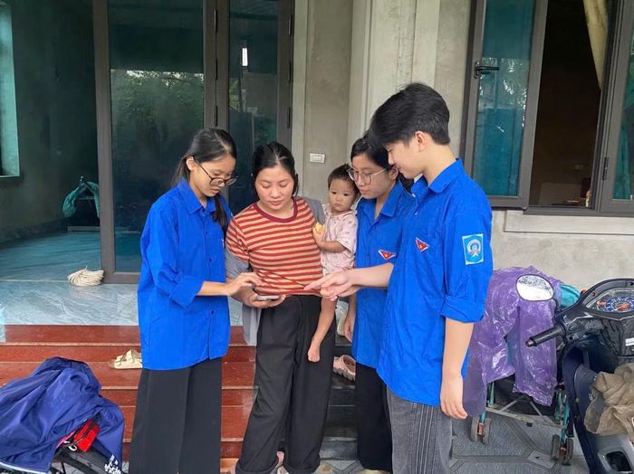 Phát huy vai trò xung kích, các đội hình thanh niên tình nguyện phối hợp với chính quyền địa phương, tổ chuyển đổi số cộng đồng hướng dẫn người dân sử dụng ứng dụng i-HaTinh, thực hiện dịch vụ công trực tuyến, sử dụng định danh điện tử, thanh toán không dùng tiền mặt và tiếp cận các tiện ích số thiết yếu.