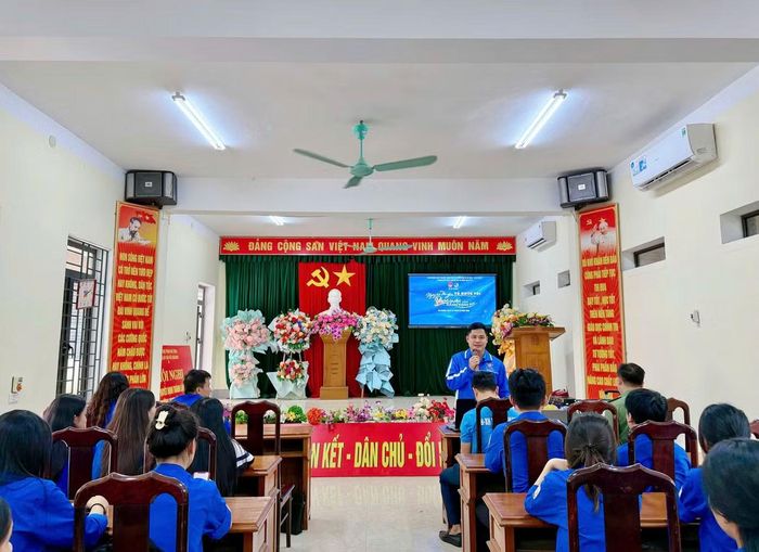 Hưởng ứng Ngày hội “Tôi yêu Tổ quốc tôi” và Ngày chuyển đổi số Quốc gia 10/10, đoàn xã Vũ Quang tổ chức Hội nghị tập huấn kỹ năng nghiệp vụ công tác Đoàn trên phần mềm QLĐV; Hướng dẫn cài đặt và sử dụng i-HaTinh; tích hợp thẻ BHYT vào VNeID, triển khai chuyên đề “Không một mình - phòng chống xâm hại trên không gian mạng” và ra mắt CLB chuyển đổi số trường THPT Cù Huy Cận.