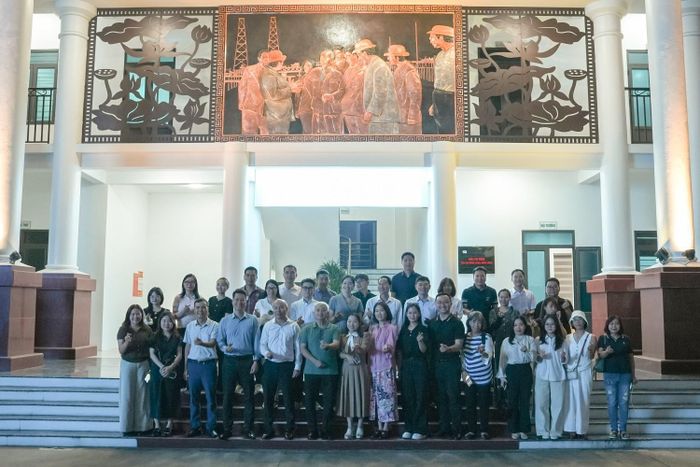 Đoàn công tác tại các khu lưu niệm.