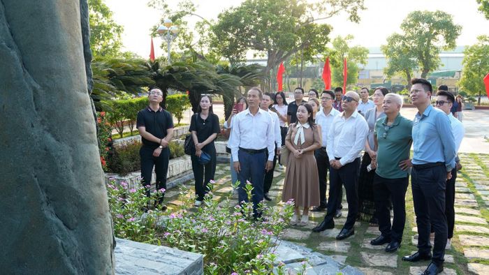 Đoàn tham quan và nghe những câu chuyện về giếng khoan GK-61 tại Khu lưu niệm Công trình khai thác dầu khí đầu tiên tại Việt Nam