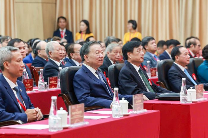 Các đại biểu tới dự lễ kỷ niệm 70 năm thành lập Đại học Bách khoa Hà Nội.
