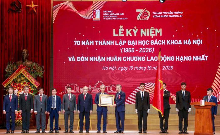Tổng Bí thư, Chủ tịch nước Tô Lâm trao tặng Huân chương Lao động hạng Nhất cho Đại học Bách khoa Hà Nội.