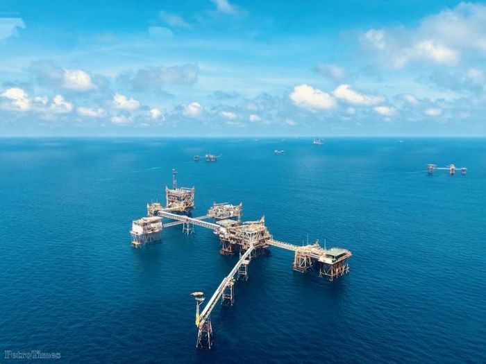 Hoạt động khai thác dầu khí ở mỏ Bạch Hổ của Liên doanh Vietsovpetro (Ảnh: Vương Thái)