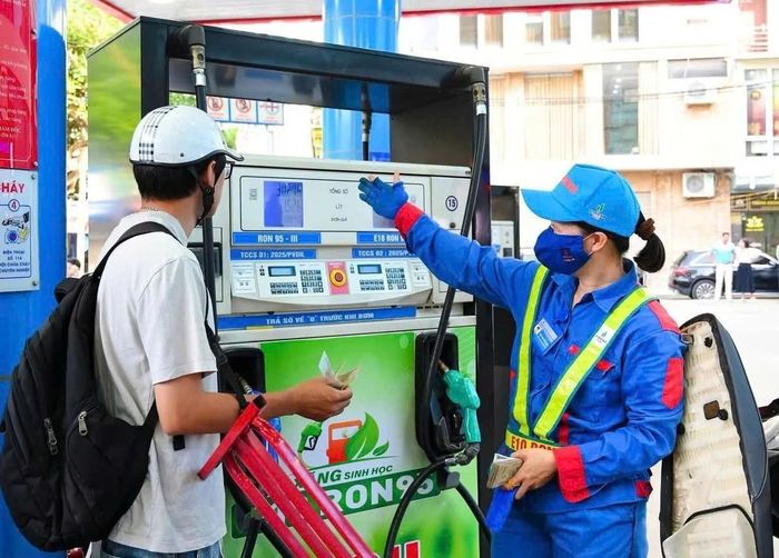 Giá xăng đồng loạt giảm từ 15h ngày 15/10/2026. (Ảnh minh họa)