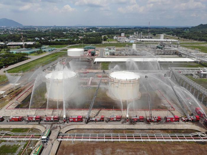 Các lực lượng phối hợp triển khai phương tiện chữa cháy, cứu nạn, cứu hộ và xử lý sự cố môi trường tại NCSP.