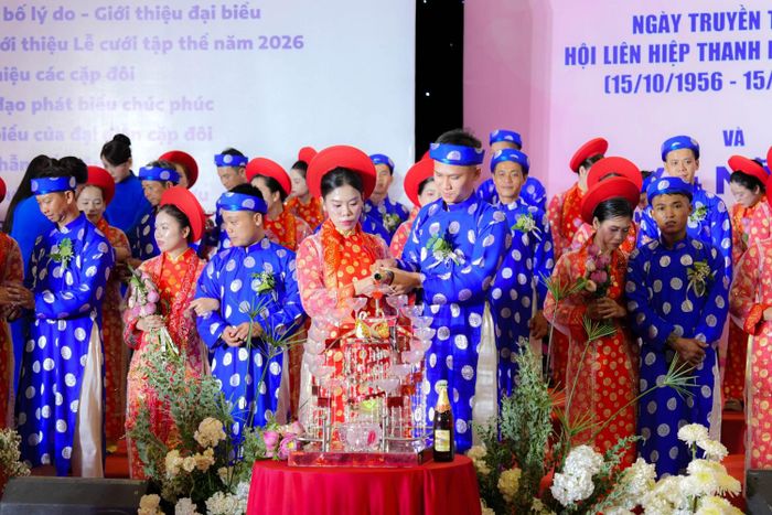 Các cặp đôi thực hiện nghi thức thành hôn tại lễ cưới chính thức.